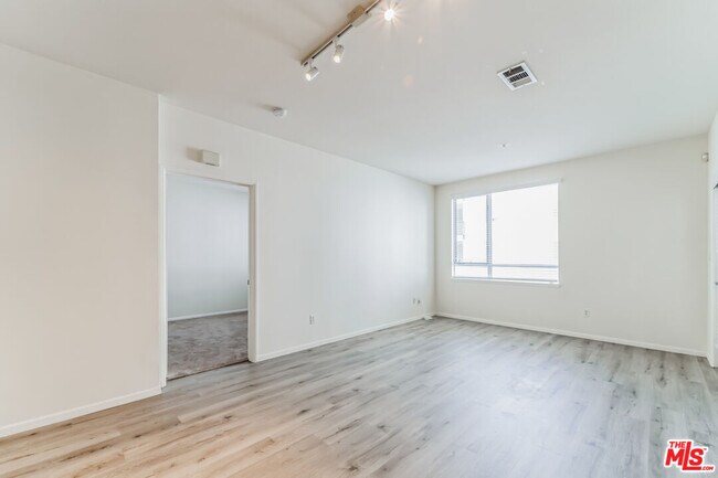 Building Photo - 6400 Crescent Prk E