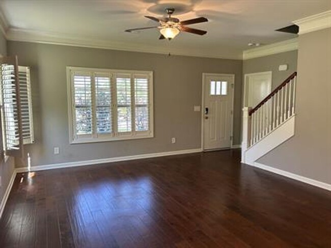 Building Photo - Stunning Pet-Friendly Home with Spacious L...