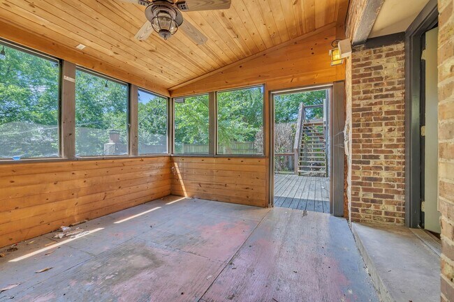 Building Photo - Beautifully maintained and move-in ready 5BR home with a basement