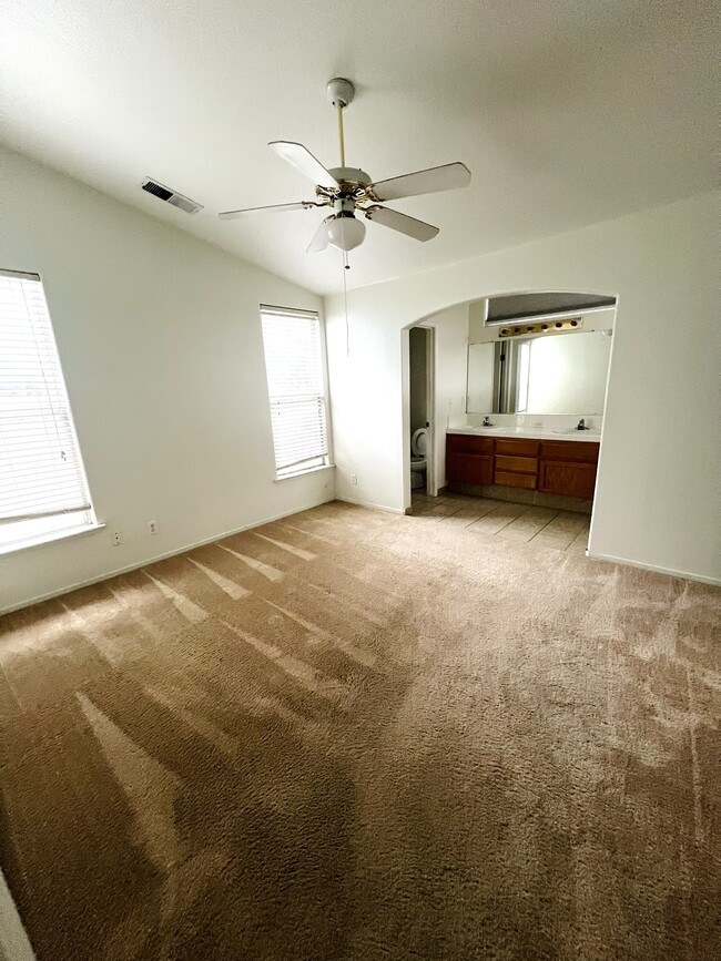 Building Photo - 575 W Cinnamon Ave