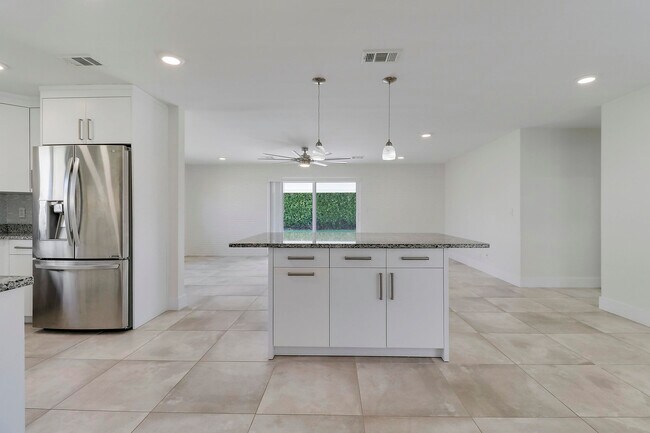 Building Photo - 636 Eastwind Dr