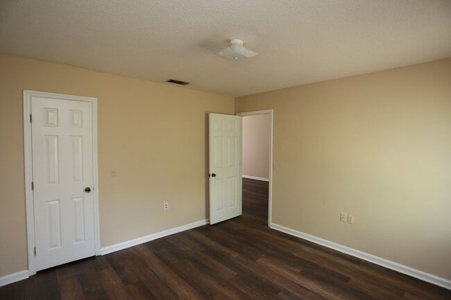 Building Photo - 2 Bedroom at Georgia Villa