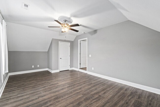 Building Photo - Pet Friendly Three Bedroom with Bonus!
