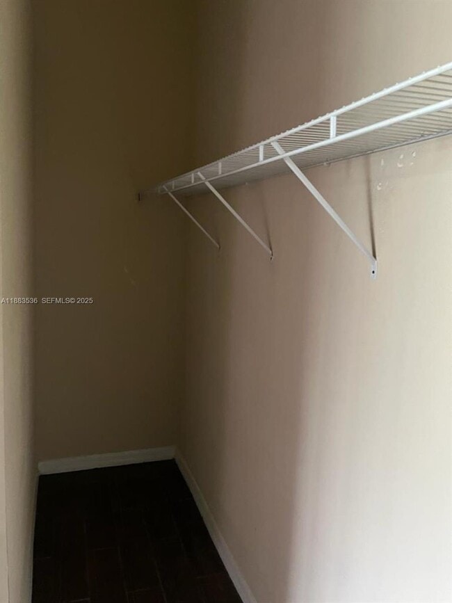 Building Photo - 6 Westbury Ln