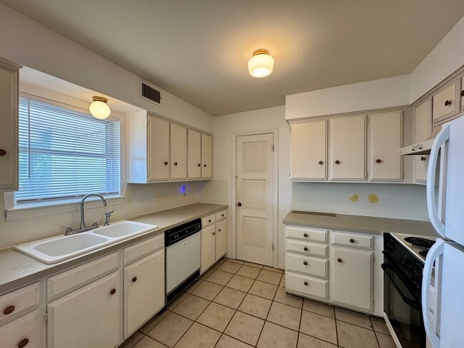 Building Photo - Apartment Along Austin Avenue