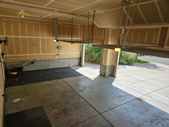 Building Photo - 3 Bed 2 Bath Ranch home Close to Buckley S...