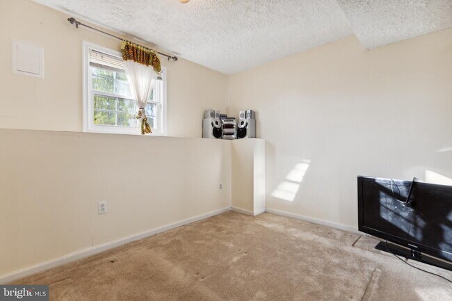 Building Photo - Amazing Opportunity to RENT This beautiful updated 3 levels TH. 3 beds and 3 .5 baths.