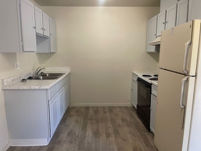 Building Photo - Clean 2 bedroom Duplex Near UNR