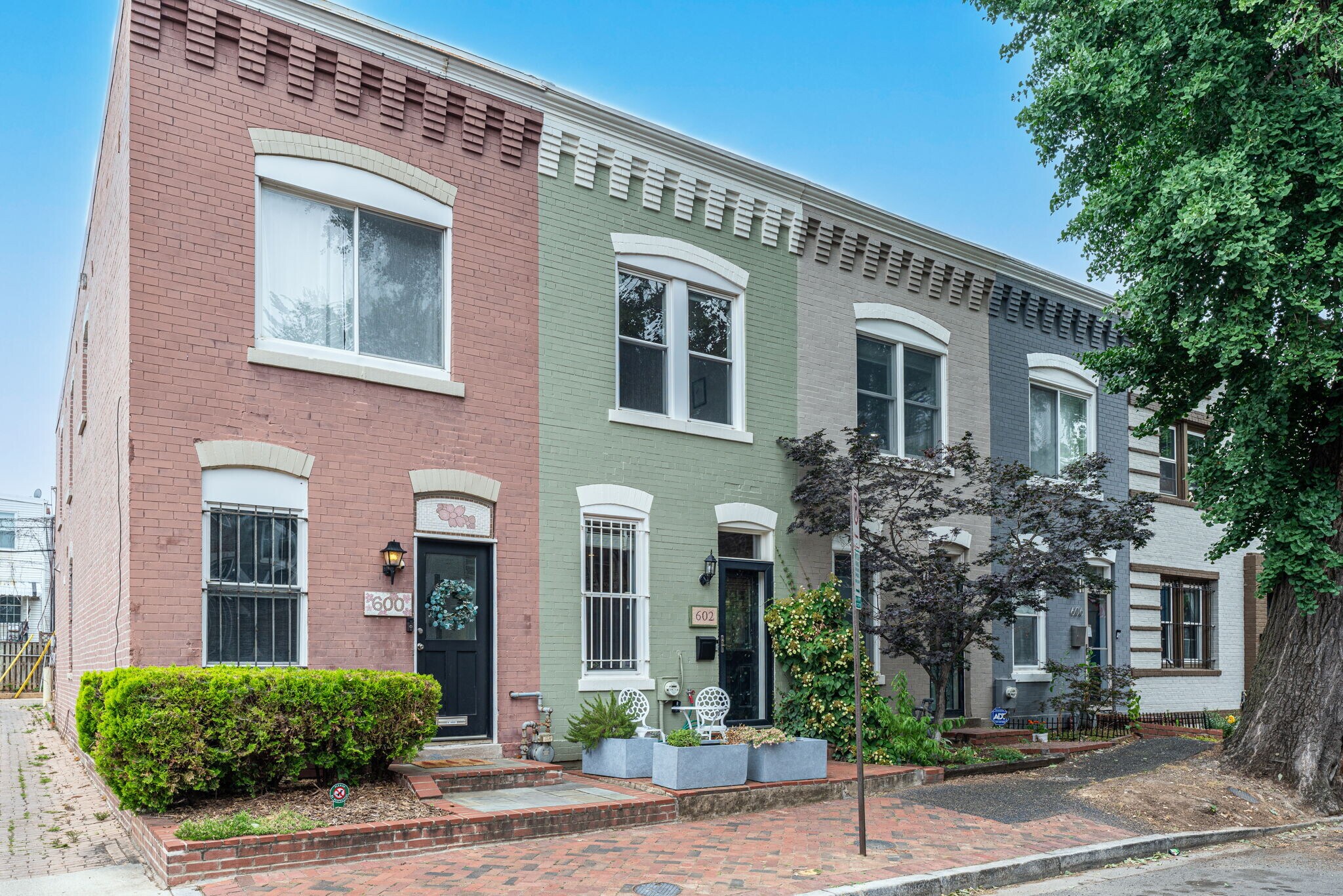 Front exterior of rowhouse - 602 14th Pl NE