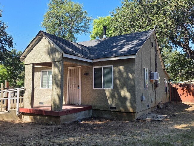 Building Photo - 2050 Branstetter Ln