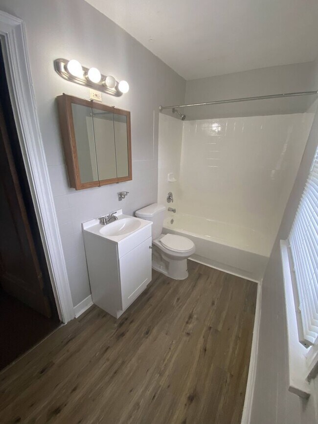 Building Photo - 500 W Parkwood-2125 Mayfair Rd