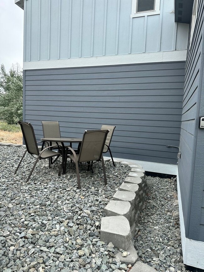 Building Photo - Year Round Rental- 4 bedroom, 2.5 bath in ...
