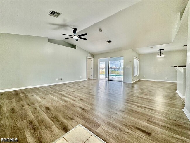 Building Photo - 714 Knox Ave S