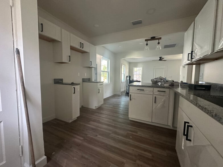 Building Photo - 1003 N Young St