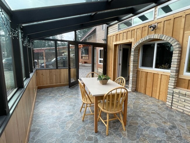 Building Photo - Lovely Furnished Honeymoon Bay Apartment!