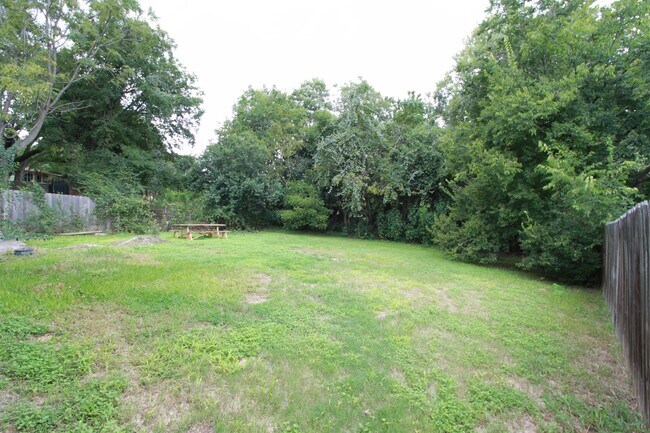 Building Photo - East Austin 4BR Gem on Cul-de-Sac w/ Spacious Lot & Updates