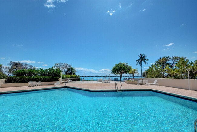 Building Photo - 5600 N Flagler Dr