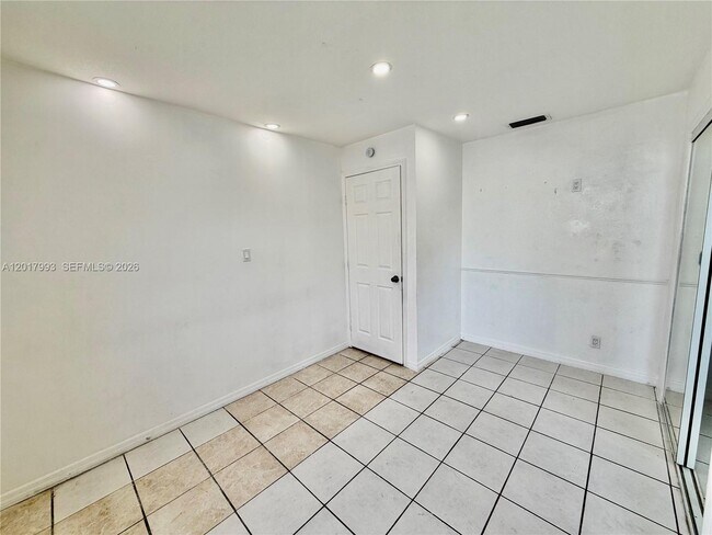 Building Photo - 2614 Sheridan St