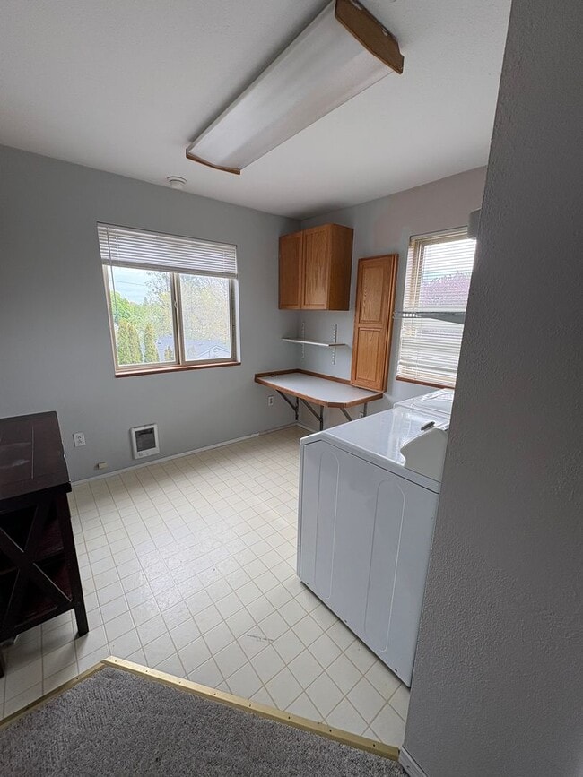 Building Photo - Above garage 1 bedroom apartment
