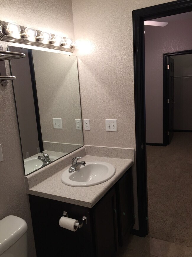 Building Photo - Large two bedroom apartment about a block away from Washburn University