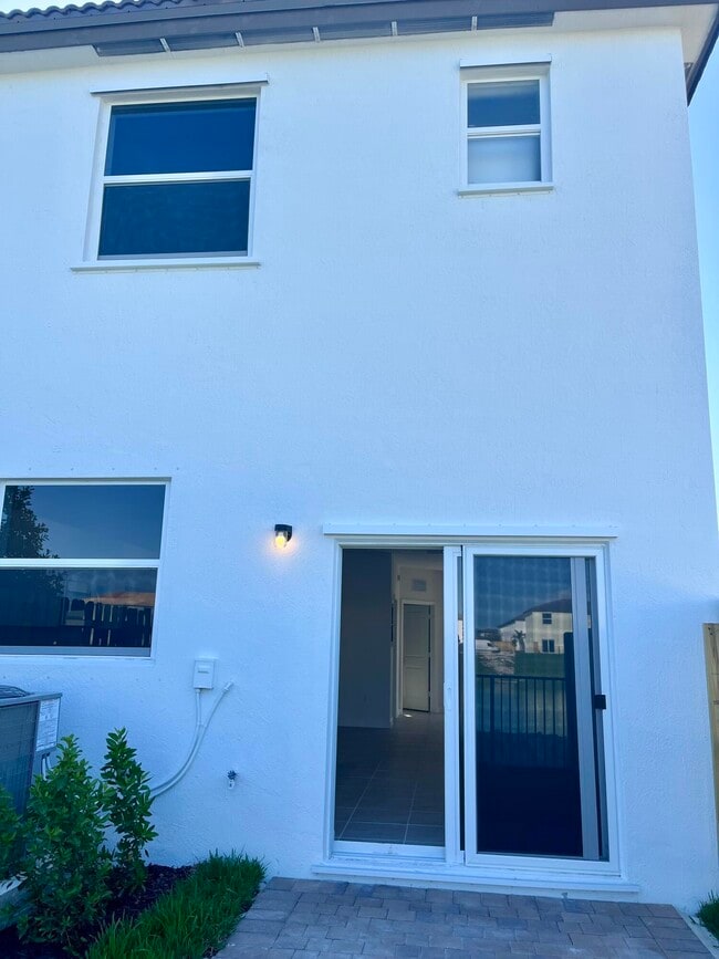 Building Photo - 2776 SE 26th Ave