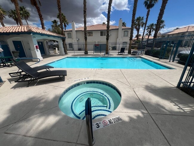 Building Photo - 3 bedrom 2.5 bath Gated Community Townhome with community  Pool, Spa & Private Garage