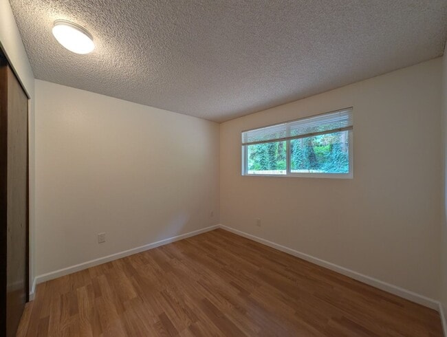 Building Photo - 2Bd/1.5Ba Shoreline Condo