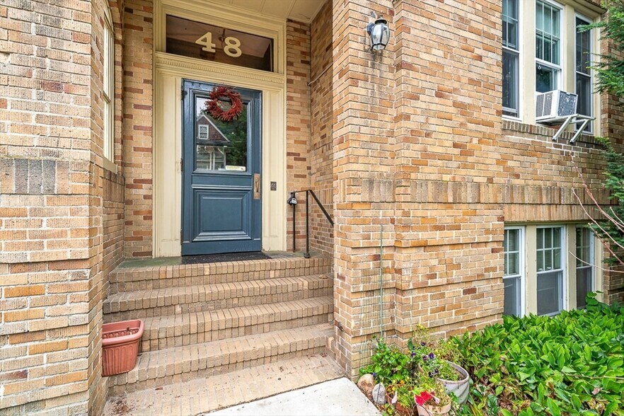 Building Photo - 48 Robinwood Ave