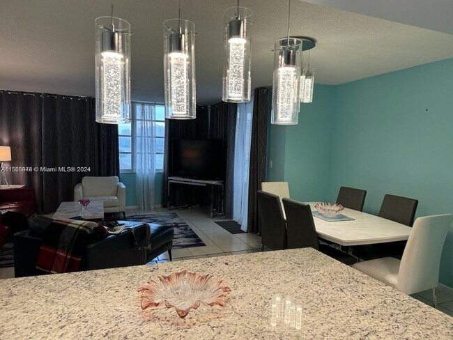 Building Photo - 1817 S Ocean Dr