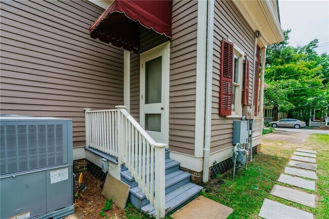 Building Photo - 209 S Cedar St