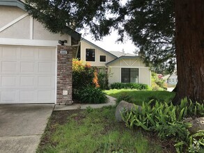 Building Photo - Large 4 bedroom 2.5 bath