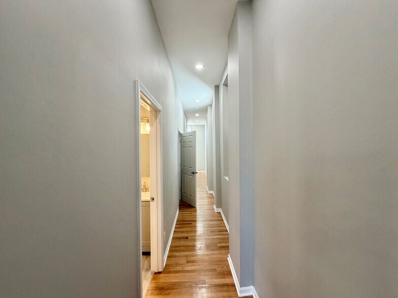 Building Photo - 1013 W 19th St