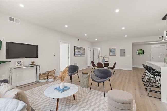 Building Photo - 260 Elm St