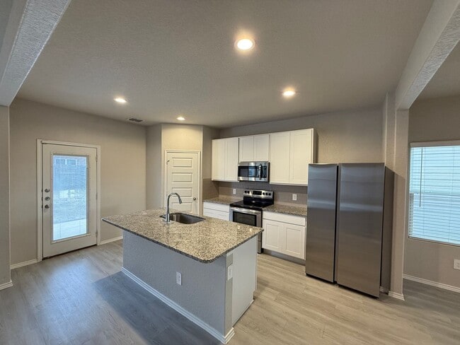 Building Photo - 4 Bedrooms, 2.5 Bathroom house with a huge back yard in New Braunfels!