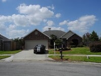 Building Photo - Spacious 3/2 home in a Convenient Location!