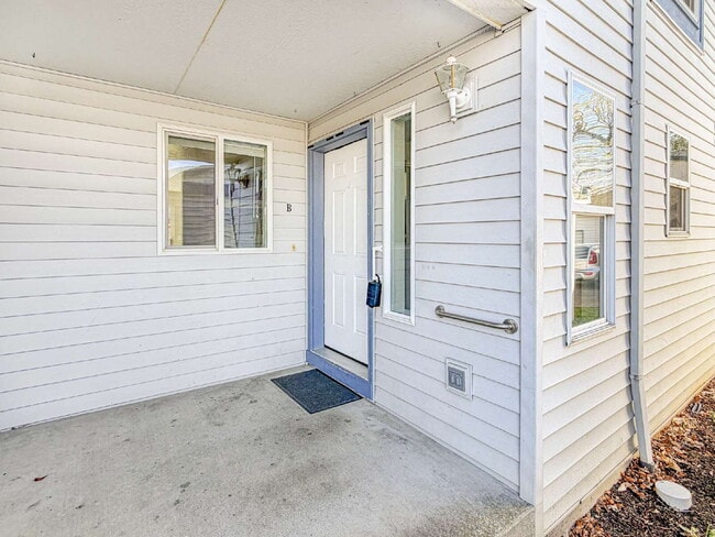 Building Photo - Spacious 3-bedroom Duplex in Wilkes Neighborhood **1/2 off 3rd month's rent!!!**