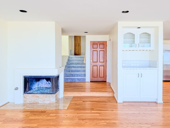 Building Photo - Stunning Oceanfront 3 Bed 3 Bed | Hollywoo...