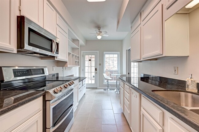 Building Photo - 600 Wilcrest Dr