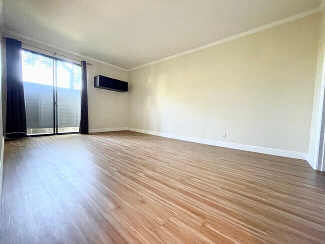 Large Master Bedroom - 13331 Moorpark St