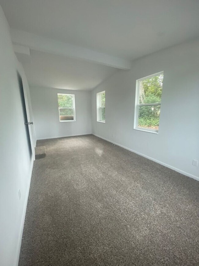 Building Photo - 3 Bed 1 Bath Home | Pet Friendly | Washer Dryer Hook Ups | Section 8 Welcome