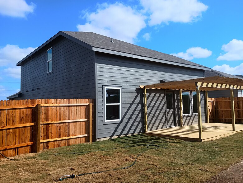 Building Photo - Room in House on Noir Ln