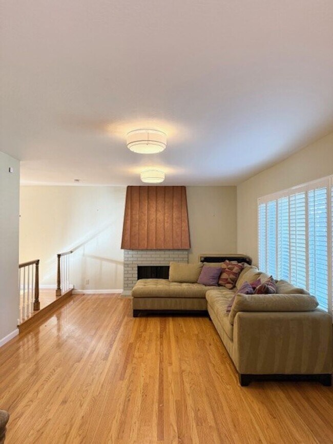 Building Photo - Beautiful 4 Bedroom 2.5 Bath Home in Montevideo Community