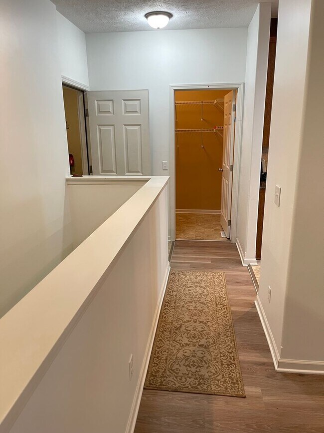 Building Photo - Spacious home in super nice neighborhood in Northwest Omaha