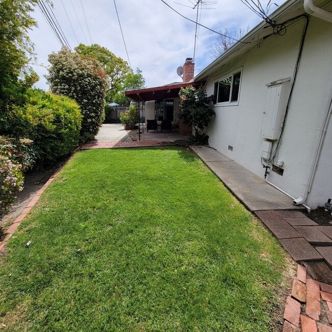 Building Photo - Well-Maintained Redwood City Home with Bonus Room & Private Yard
