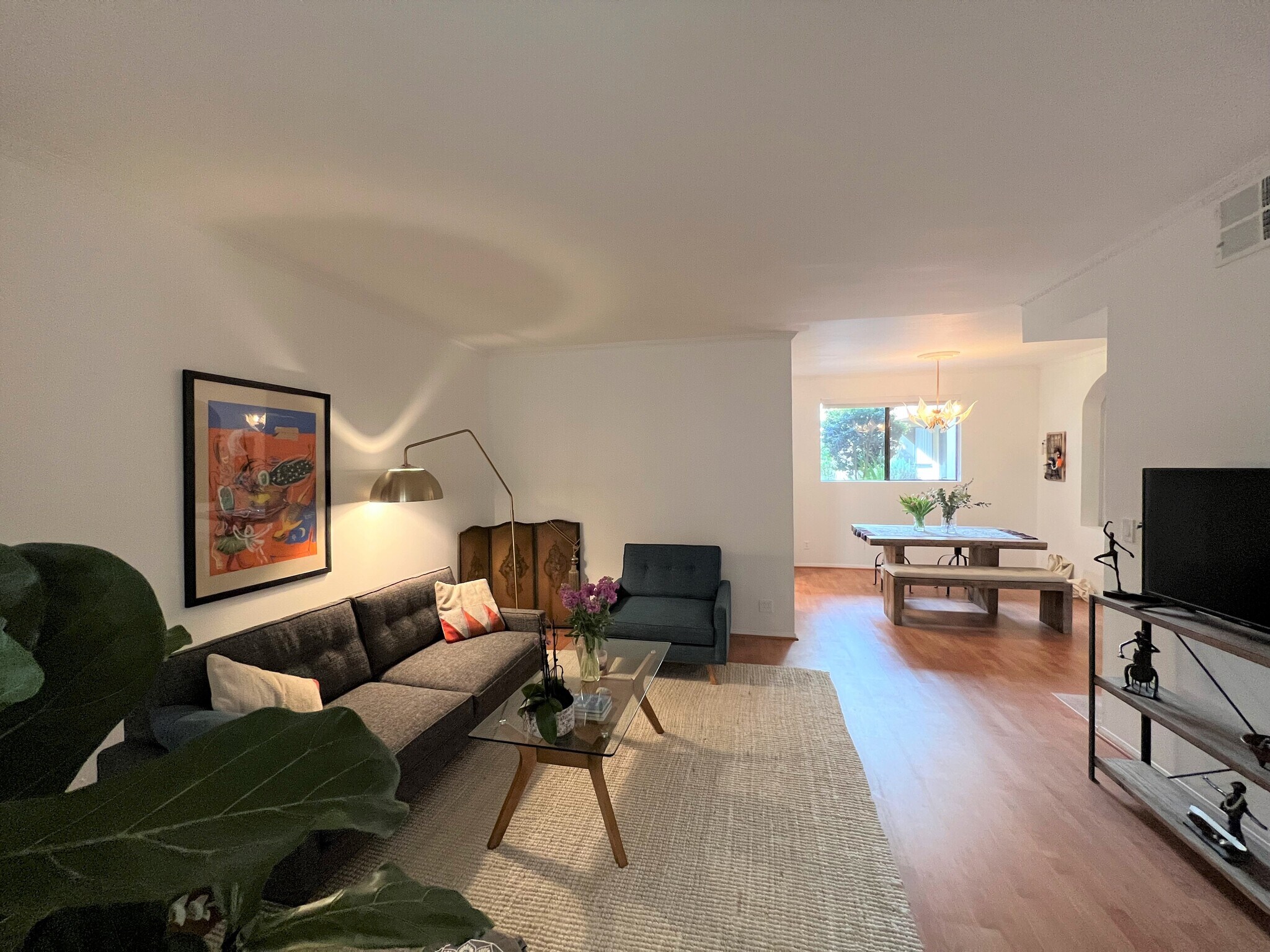 living area view - 511 N Jackson St