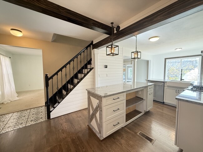 Building Photo - 2447 Roanoke Dr