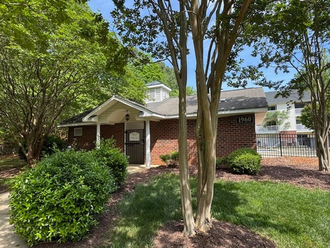 Building Photo - Trailwood Heights Available NOW!