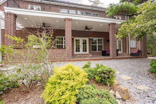 Building Photo - Historic Highland Road Beauty with Bayou V...