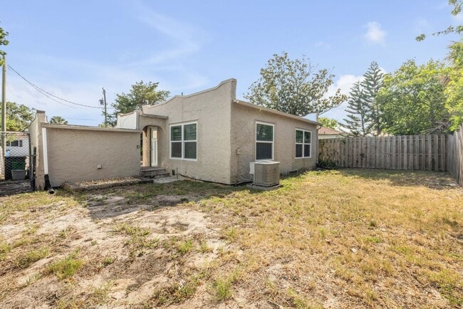 Building Photo - Renovated Spanish-Style 2/1 Beach Bungalow...