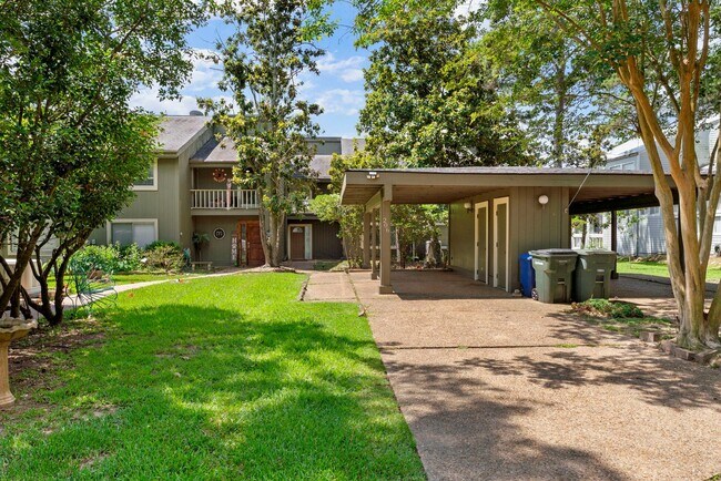 Building Photo - Waterfront Townhome in Elkins Lake